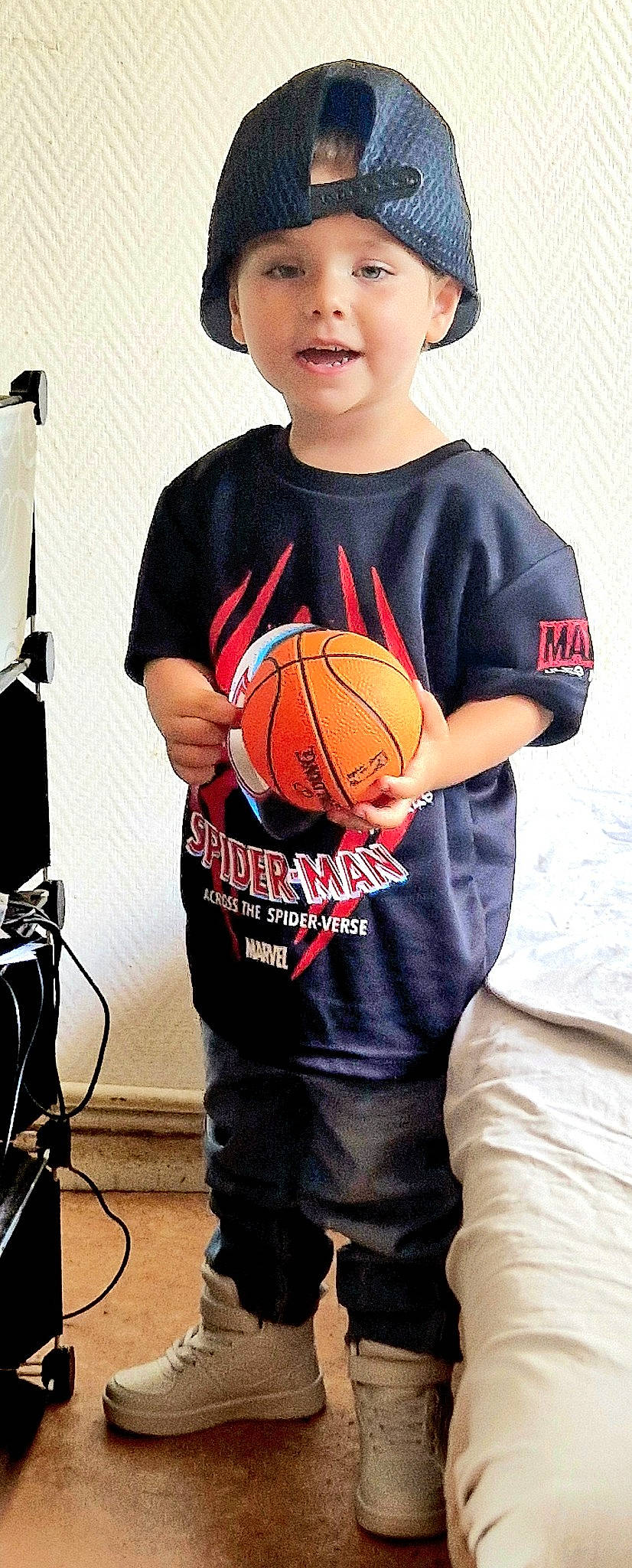 James a rejoint le concours — aidez-le/la à gagner de superbes lots ! ball, basketball, cool, elbow, hand, happy, headwear, human_body, joint, muscle, orange, person, personal_protective_equipment, player, shorts, shoulder, sleeve, sports_equipment, sports_gear, sportswear