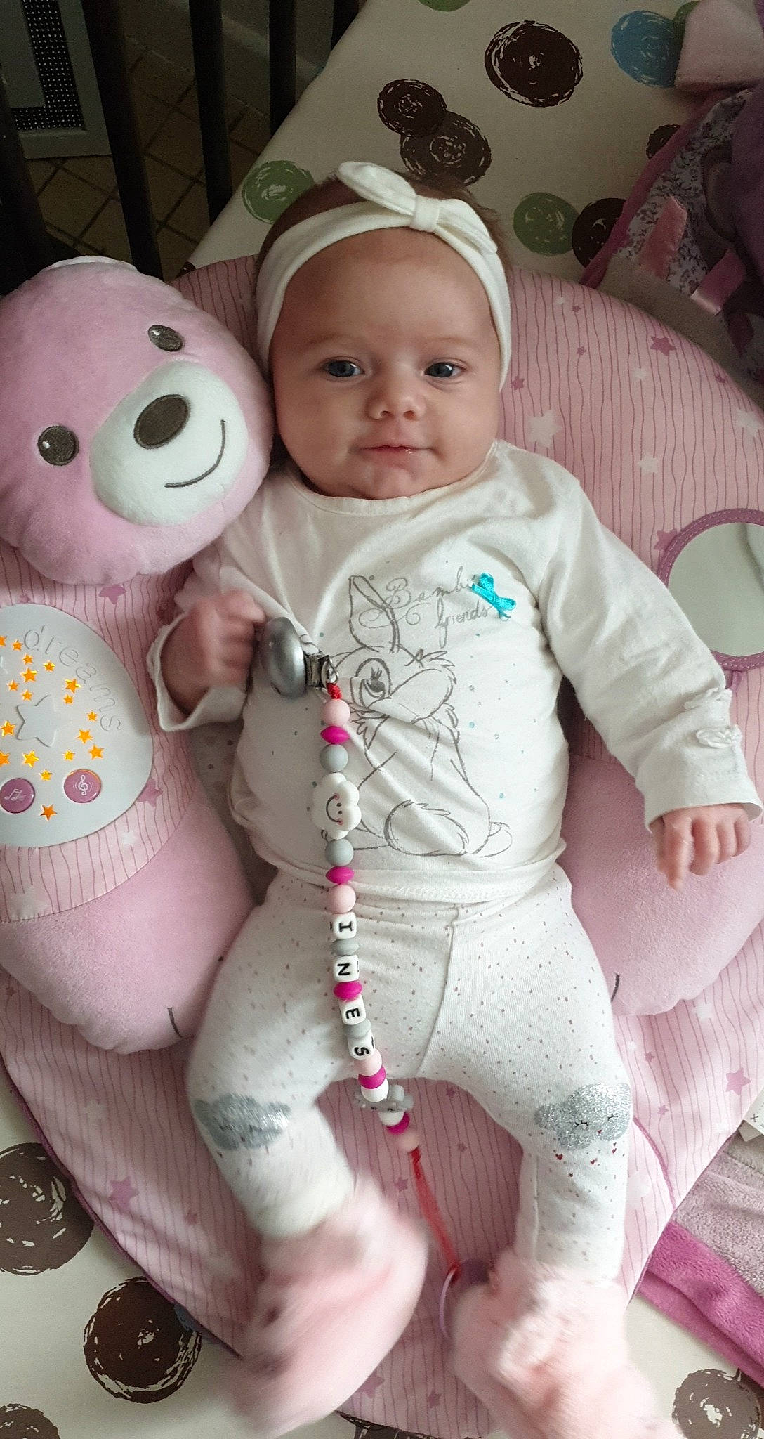Inès participe au concours pour gagner de l'argent avec cette photo : baby, baby_toddler_clothing, cheek, chest, child, eye, face, facial_expression, happy, head, headwear, person, pink, skin, sleeve, smile, teddy_bear, thigh, toddler, toy