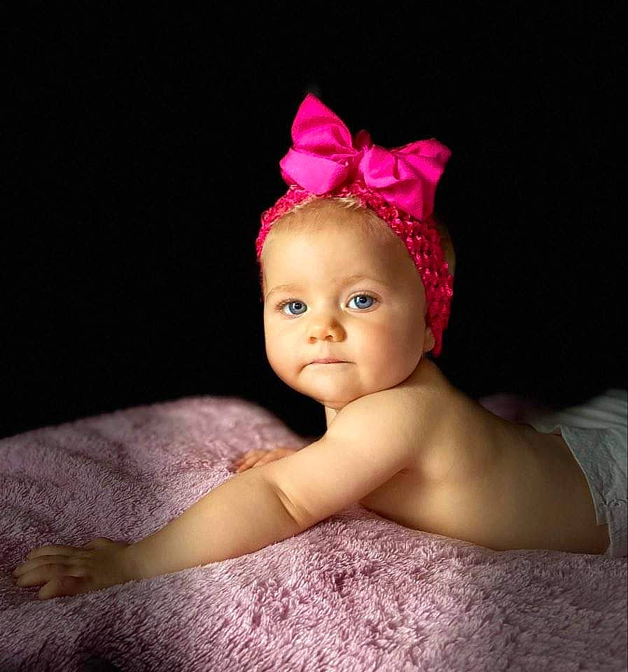 Inès participe au concours pour gagner de l'argent avec cette photo : baby, baby_toddler_clothing, blond, cap, chin, costume_hat, ear, eyebrow, finger, flash_photography, fun, hair_accessory, headband, headgear, headpiece, iris, jewellery, lip, magenta, person