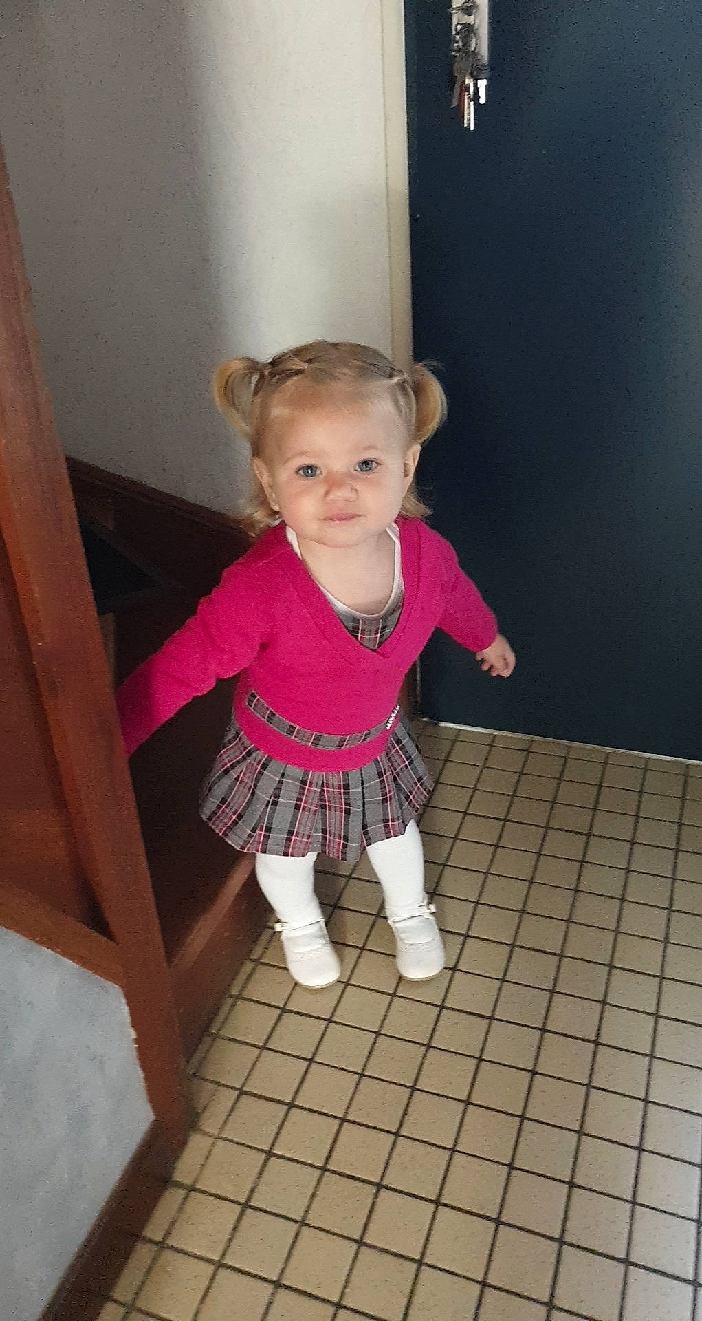 Inès a rejoint le concours — aidez-le/la à gagner de superbes lots ! baby_toddler_clothing, cheek, dress, face, floor, flooring, hair, hand, human_body, leg, magenta, person, pink, purple, sleeve, smile, sock, thigh, toddler, waist