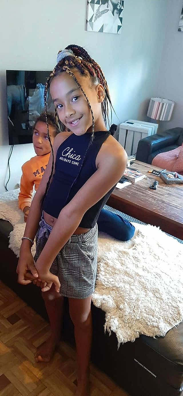 Lilly participe au concours pour gagner de l'argent avec cette photo : child_model, fashion, joy, leg, long_hair, person