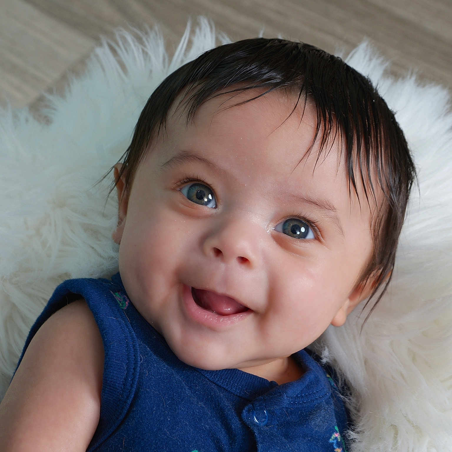 Jin is registered to the contest to win money with this photo: baby, babylaughing, bodypart, clothing, couch, face, finger, hand, happy, hardwood, hat, head, hood, mouth, newborn, person, photography, portrait, smile, wood