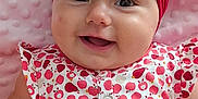 Juliette a rejoint le concours — aidez-le/la à gagner de superbes lots ! baby, infant, smile, headband, red_bow, cute, patterned_clothing, apple_pattern, pink_blanket, happy, portrait, child, closeup, soft_texture, lying_down, adorable, young_child, face, eyes, buttoned_outfit