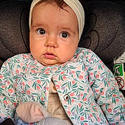 Juliette participe au concours pour gagner de l'argent avec cette photo : baby, bow, car_seat, child, child_seat, closeup, clothing, cute, expression, face, floral_pattern, headband, indoors, infant, jacket, person, portrait, seatbelt, soft_toy, stuffed_animal