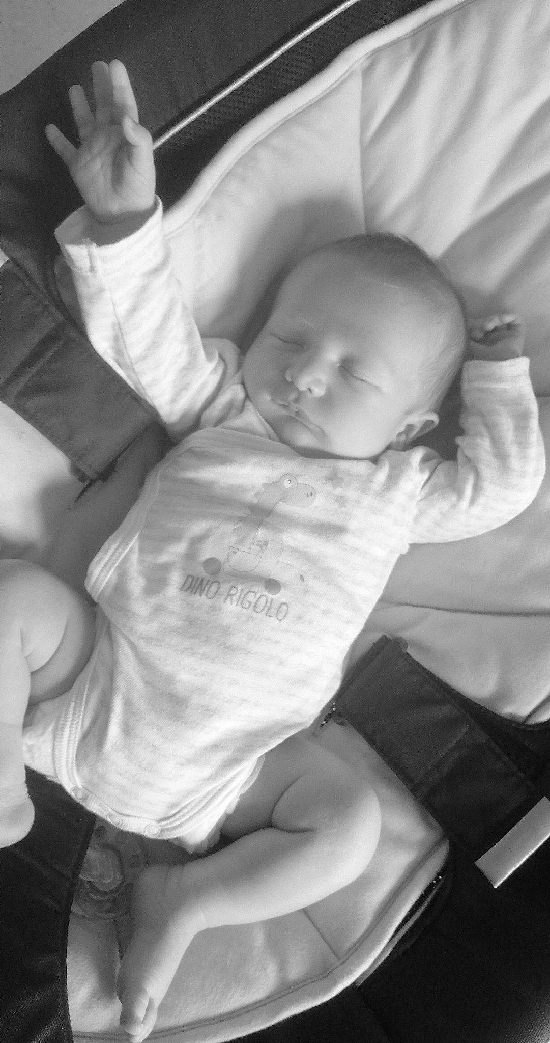 Iliano participe au concours pour gagner de l'argent avec cette photo : arm, baby, birth, black_and_white, child, leg, monochrome, monochrome_photography, person, photograph, photography, sitting, snapshot, toddler