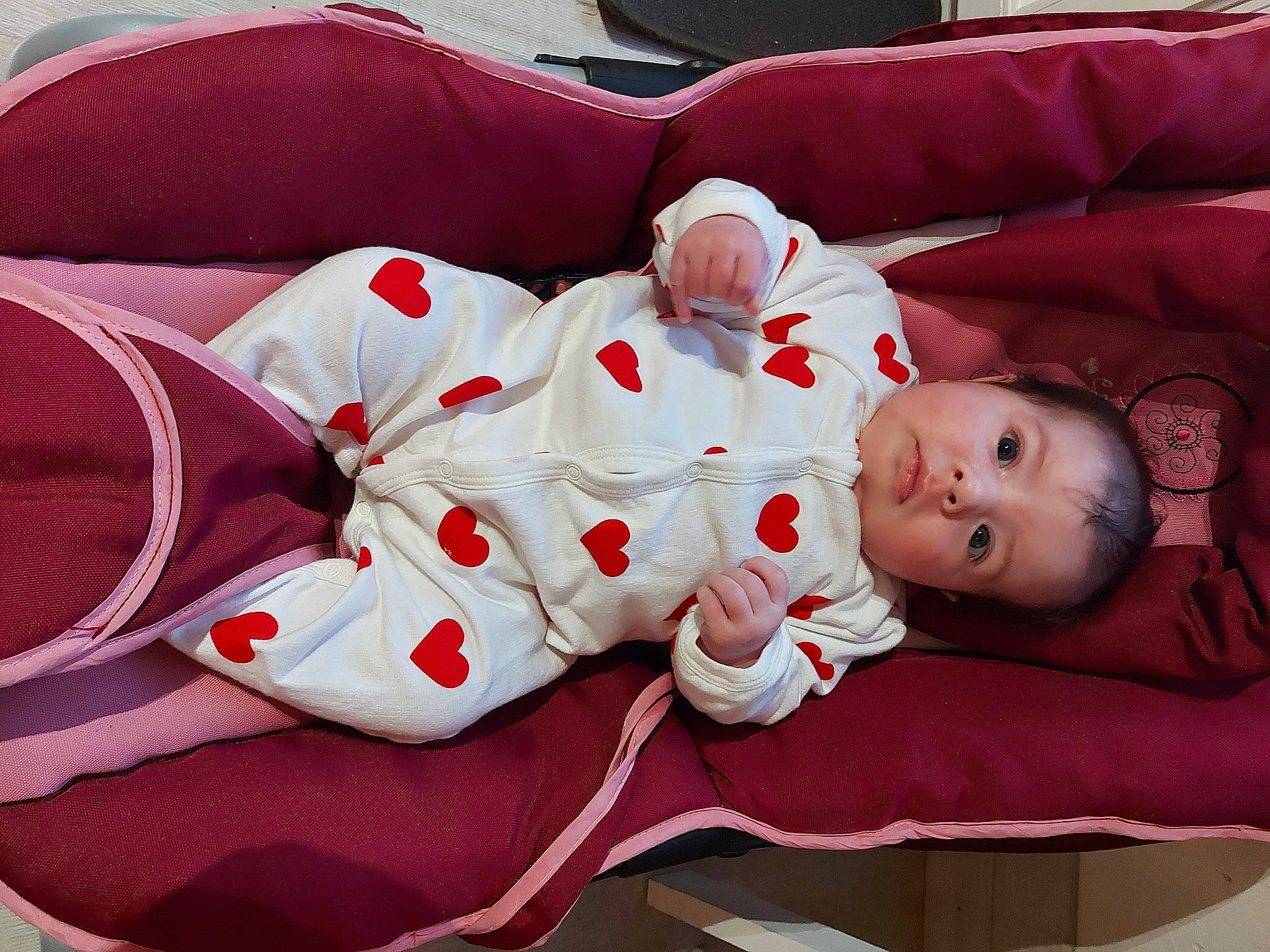 Ambre a rejoint le concours — aidez-le/la à gagner de superbes lots ! arm, baby, baby_toddler_clothing, carmine, child, christmas, christmas_eve, comfort, couch, event, face, happy, holiday, lap, person, santa_claus, sleeve, sock, textile, thigh