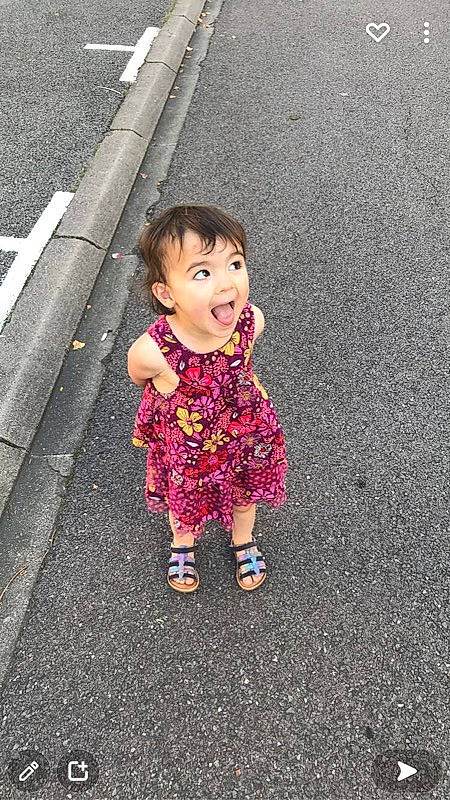 Elena participe au concours pour gagner de l'argent avec cette photo : asphalt, baby, child, eye, flooring, fun, grass, hand, happy, head, human_body, people_in_nature, person, recreation, road, road_surface, sidewalk, sitting, smile, surprise