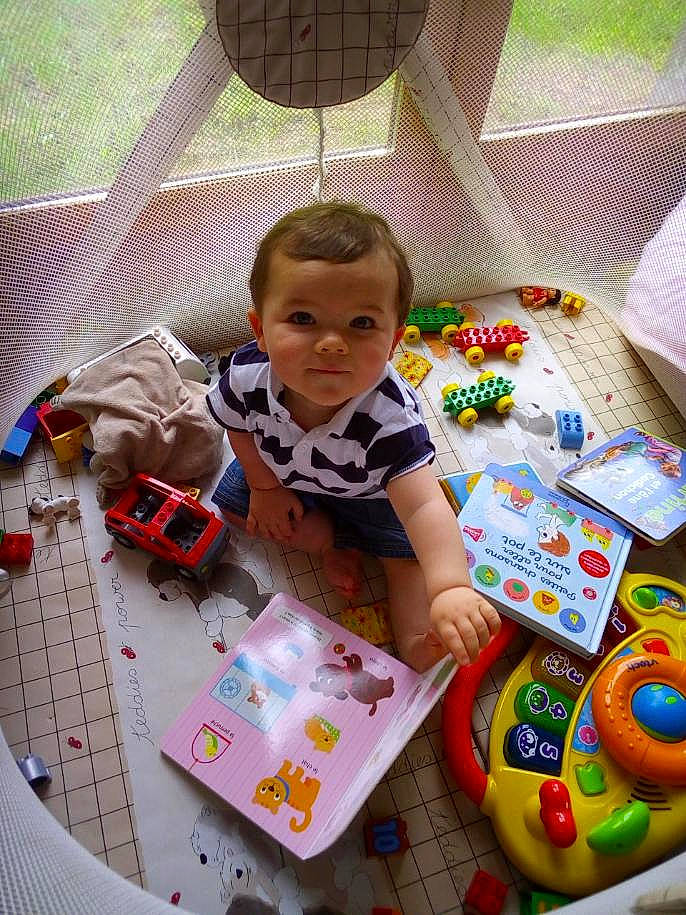 Matheo a rejoint le concours — aidez-le/la à gagner de superbes lots ! baby, baby_playing_with_toys, baby_products, baby_toys, child, event, flooring, fun, grass, leisure, person, play, product, room, sharing, stuffed_toy, toddler, toy, toy_vehicle, wood