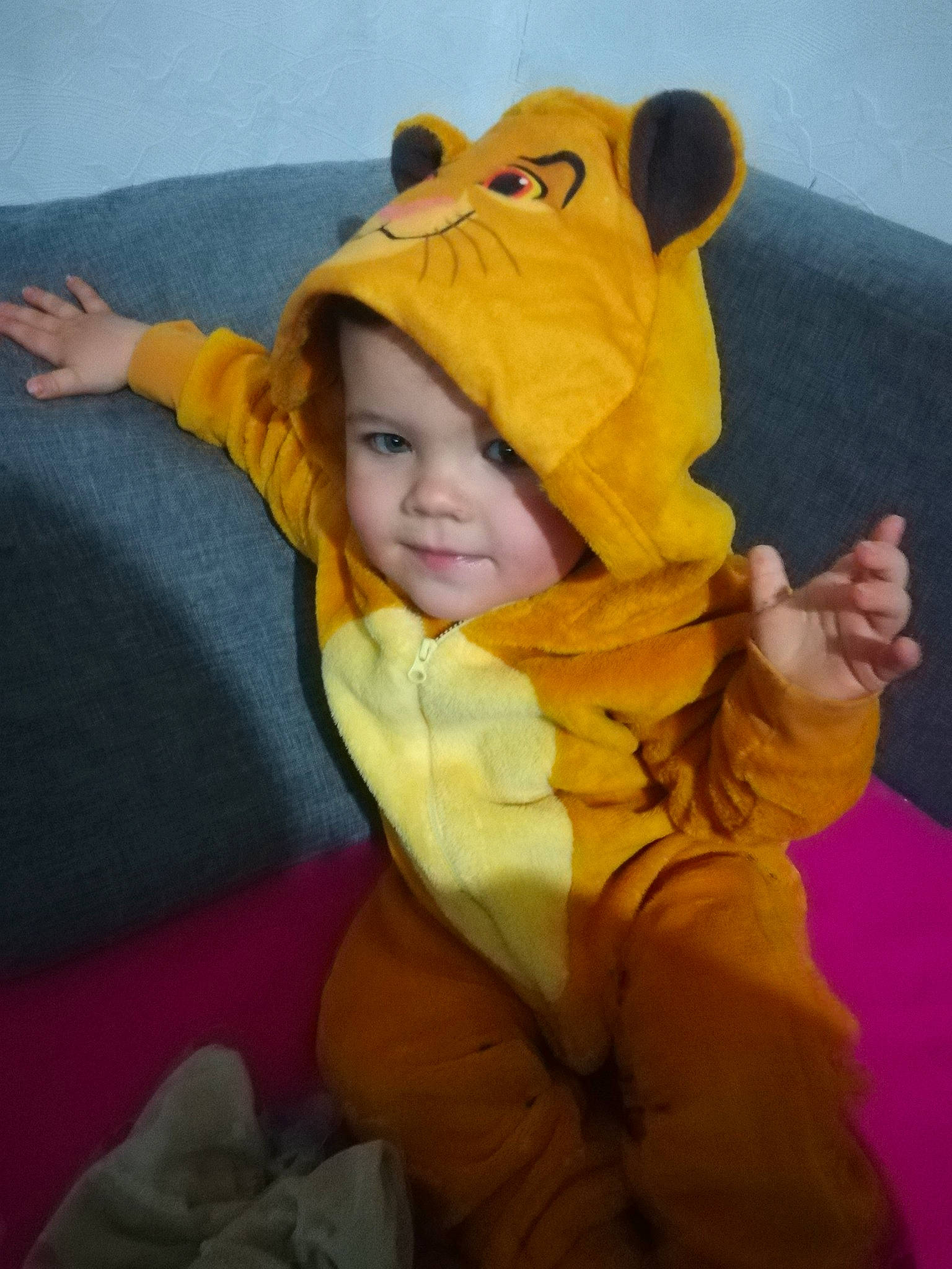 Matheo a rejoint le concours — aidez-le/la à gagner de superbes lots ! baby, baby_toddler_clothing, cheek, child, comfort, eye, finger, fun, gesture, hand, happy, headwear, leisure, linens, orange, person, room, sitting, sleeve, smile