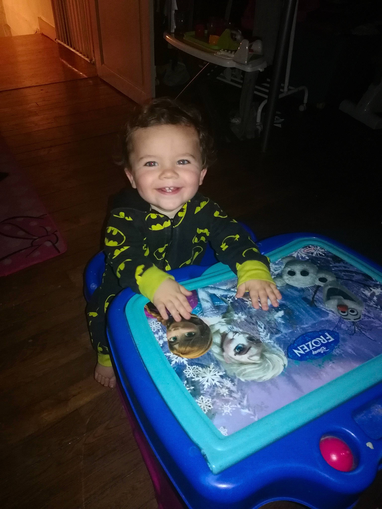 Matheo a rejoint le concours — aidez-le/la à gagner de superbes lots ! baby, baby_toddler_clothing, baby_toys, chair, child, electric_blue, flooring, fun, games, hand, hardwood, indoor_games_and_sports, joy, leisure, person, play, recreation, smile, t_shirt, toddler