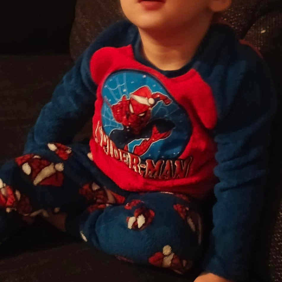 Neo participe au concours pour gagner de l'argent avec cette photo : boy, casual, child, couch, cozy, evening, expression, face, furniture, hand, home, indoor, low_light, pajamas, portrait, sitting, slight_blur, sofa, spiderman, toddler