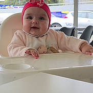 Loona a rejoint le concours — aidez-le/la à gagner de superbes lots ! baby, infant, child, highchair, headband, pink_headband, smile, chubby_cheeks, indoor, window, restaurant, kebab_sign, parked_car, trees, table, hands, clothing, pacifier_clip, cute, portrait