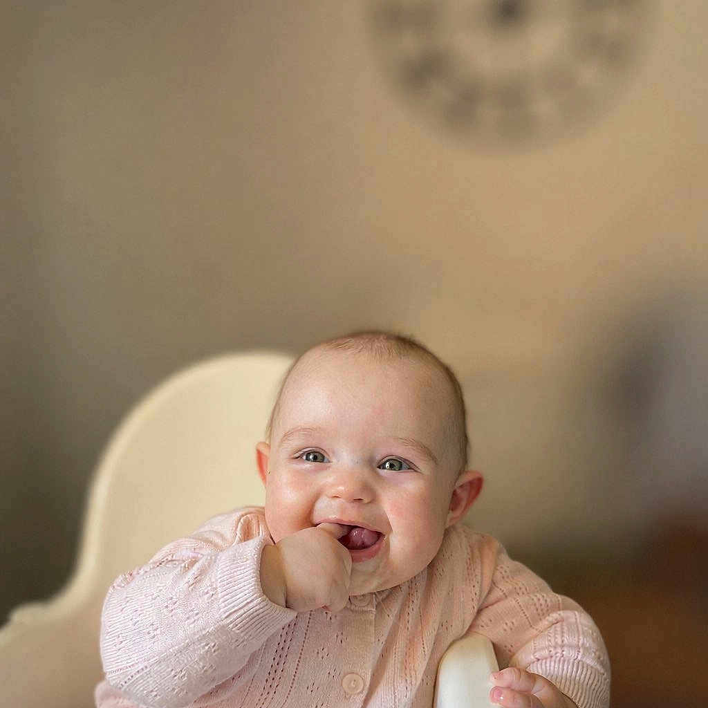Loona participe au concours pour gagner de l'argent avec cette photo : adorable, baby, bokeh, chair, child, closeup, cute, finger, hand, happiness, highchair, home, infant, interior, pink, portrait, shallow_depth_of_field, sitting, smile, sweater