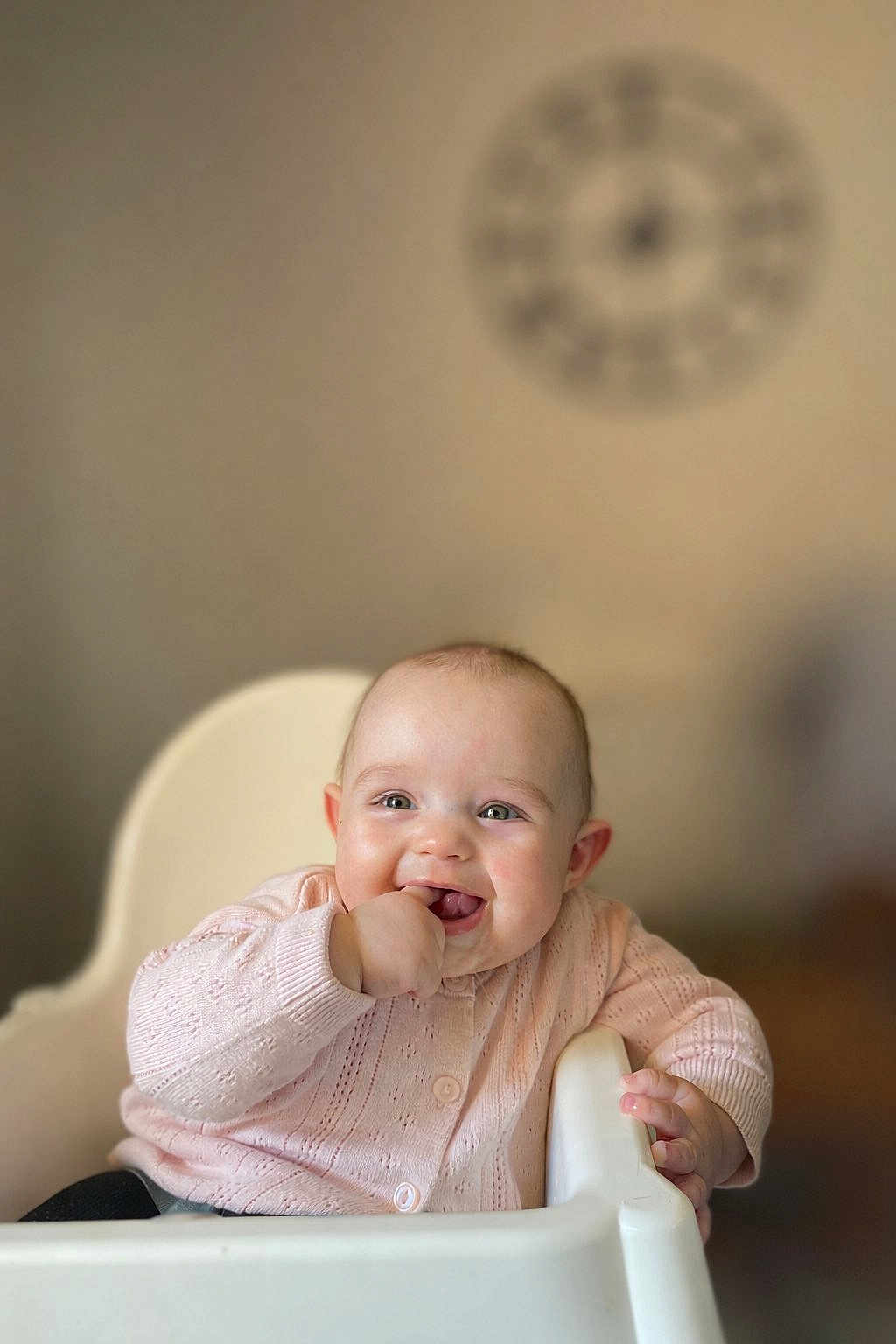 Loona participe au concours pour gagner de l'argent avec cette photo : baby, infant, highchair, smile, hand, finger, sweater, pink, child, portrait, closeup, bokeh, shallow_depth_of_field, interior, home, happiness, cute, sitting, chair, adorable