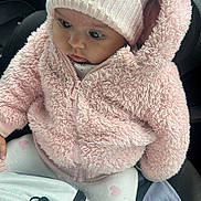 Maïssoum participe au concours pour gagner de l'argent avec cette photo : baby, child, pink_jacket, knit_hat, bear_ears, car_seat, curious, cute, warm_clothing, cozy, pastel_colors, infant, winter_wear, soft_texture, hooded_jacket, sitting, closeup, adorable, indoor, portrait