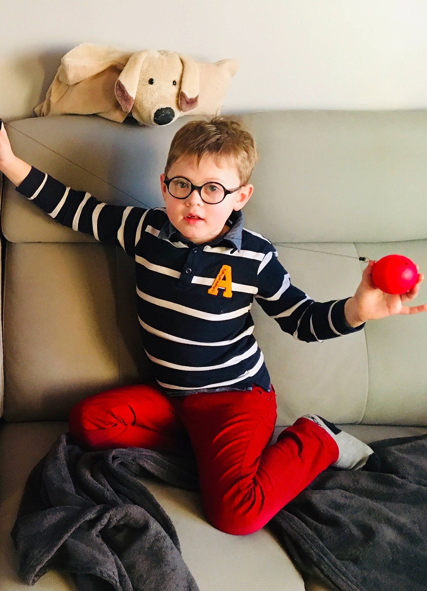 Aloïs participe au concours pour gagner de l'argent avec cette photo : arm, clothing, comfort, elbow, eyewear, flooring, glasses, happy, human_leg, joint, knee, leg, person, shoe, sleeve, sneakers, sock, sportswear, t_shirt, thigh