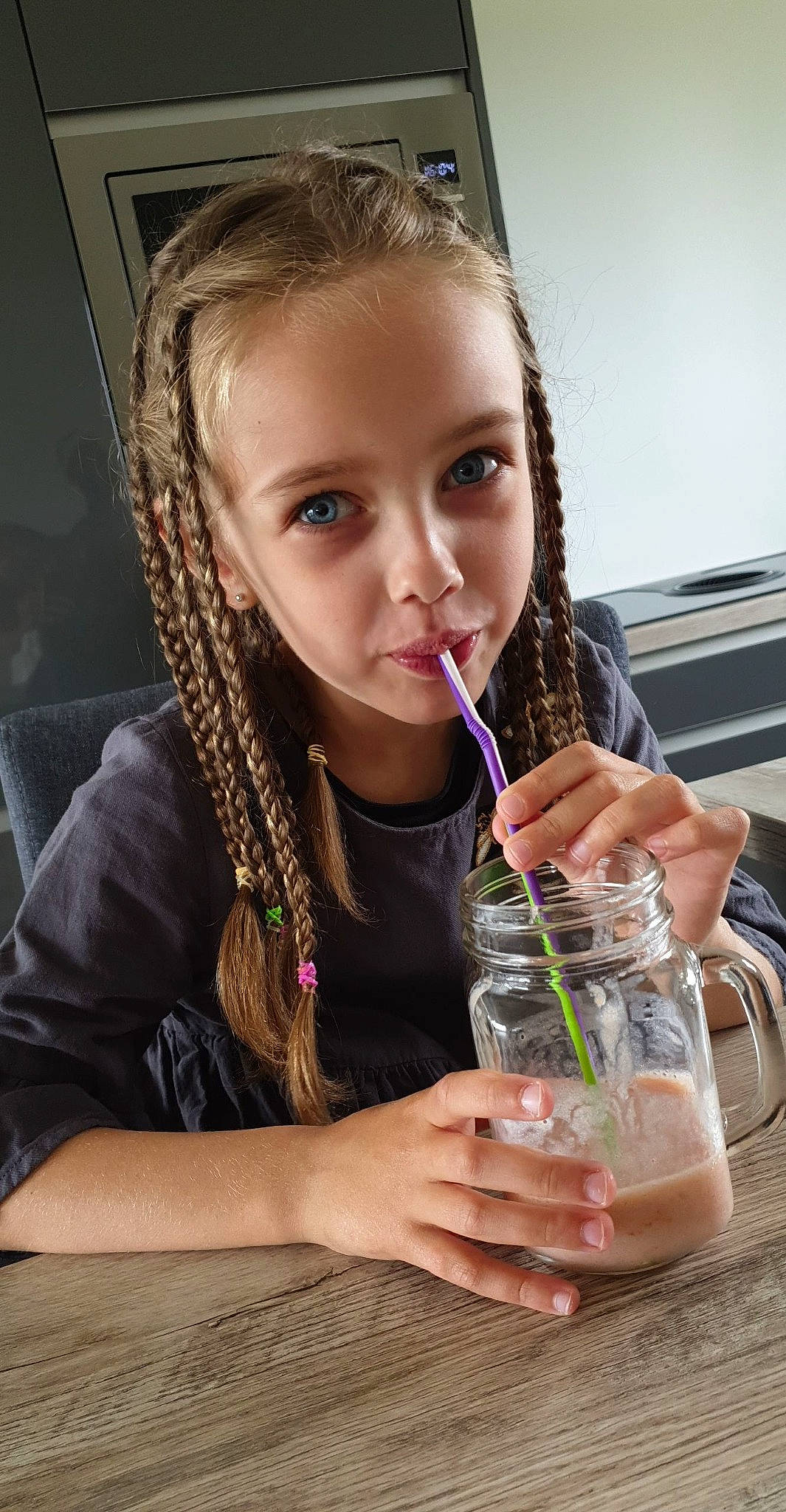 Inès a rejoint le concours — aidez-le/la à gagner de superbes lots ! alcoholic_beverage, beauty, blond, brown_hair, cocktail, drink, drinking, drinking_straw, drinkware, eyelash, eyewear, fashion_accessory, fun, glass, grass, happy, lip, person, soft_drink, tableware