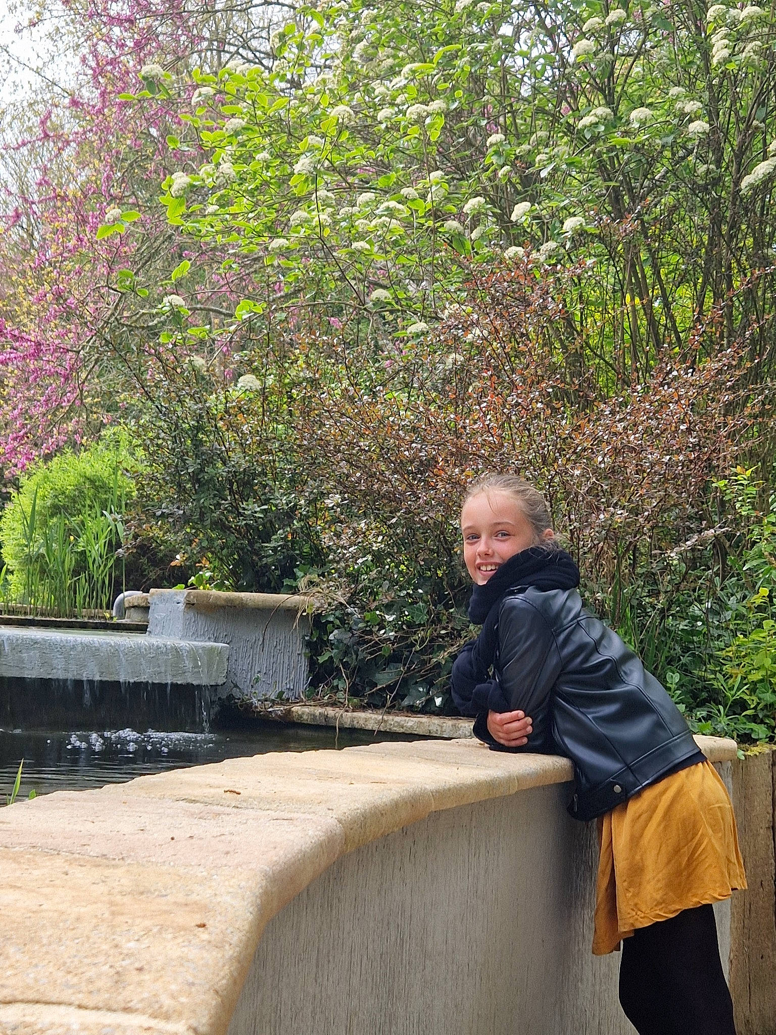 Inès participe au concours pour gagner de l'argent avec cette photo : blossom, botany, garden, grass, joy, landscape, landscaping, leisure, person, plant, rock, shrub, sitting, sky, soil, tree