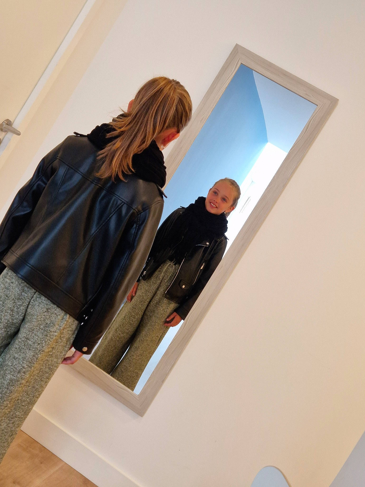 Inès a rejoint le concours — aidez-le/la à gagner de superbes lots ! bag, blazer, ceiling, cleanliness, comfort, fashion_design, flooring, formal_wear, jacket, joy, person, plaster, room, sleeve, stairs, waist, wood