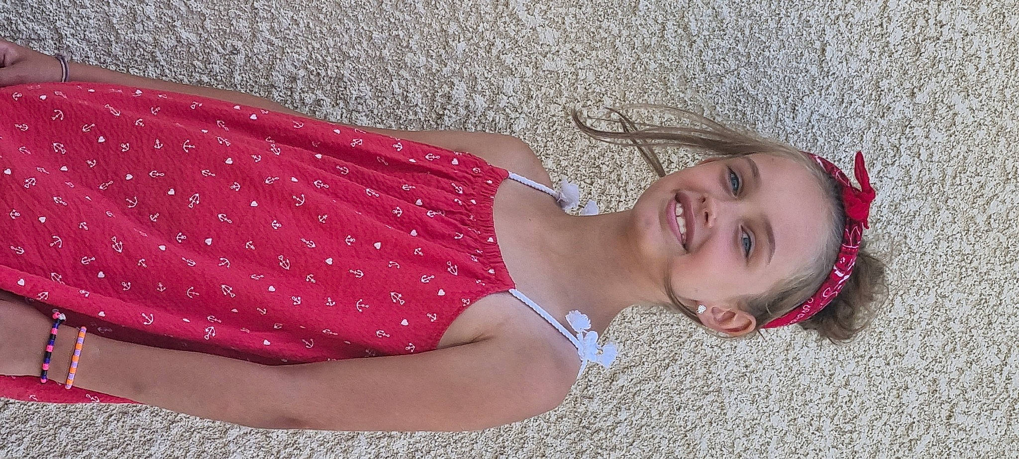 Inès participe au concours pour gagner de l'argent avec cette photo : beauty, chest, dress, elbow, eyewear, finger, happy, joint, joy, leg, long_hair, neck, organ, person, pink, shoulder, skin, smile, textile, thigh