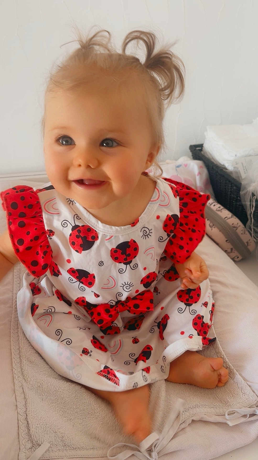 Abbygaël a rejoint le concours — aidez-le/la à gagner de superbes lots ! baby, child, smiling, dress, ladybug_pattern, pigtails, towel, indoor, cute, happy, sitting, foot, diapers, basket, soft, clothing, infant, person, portrait, cheerful