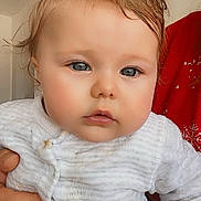 Abbygaël participe au concours pour gagner de l'argent avec cette photo : baby, child, face, portrait, closeup, hand, white_clothing, cozy, indoor, cute, toddler, soft_light, expressionless, human, infant, person, clothing, hair, skin, holding