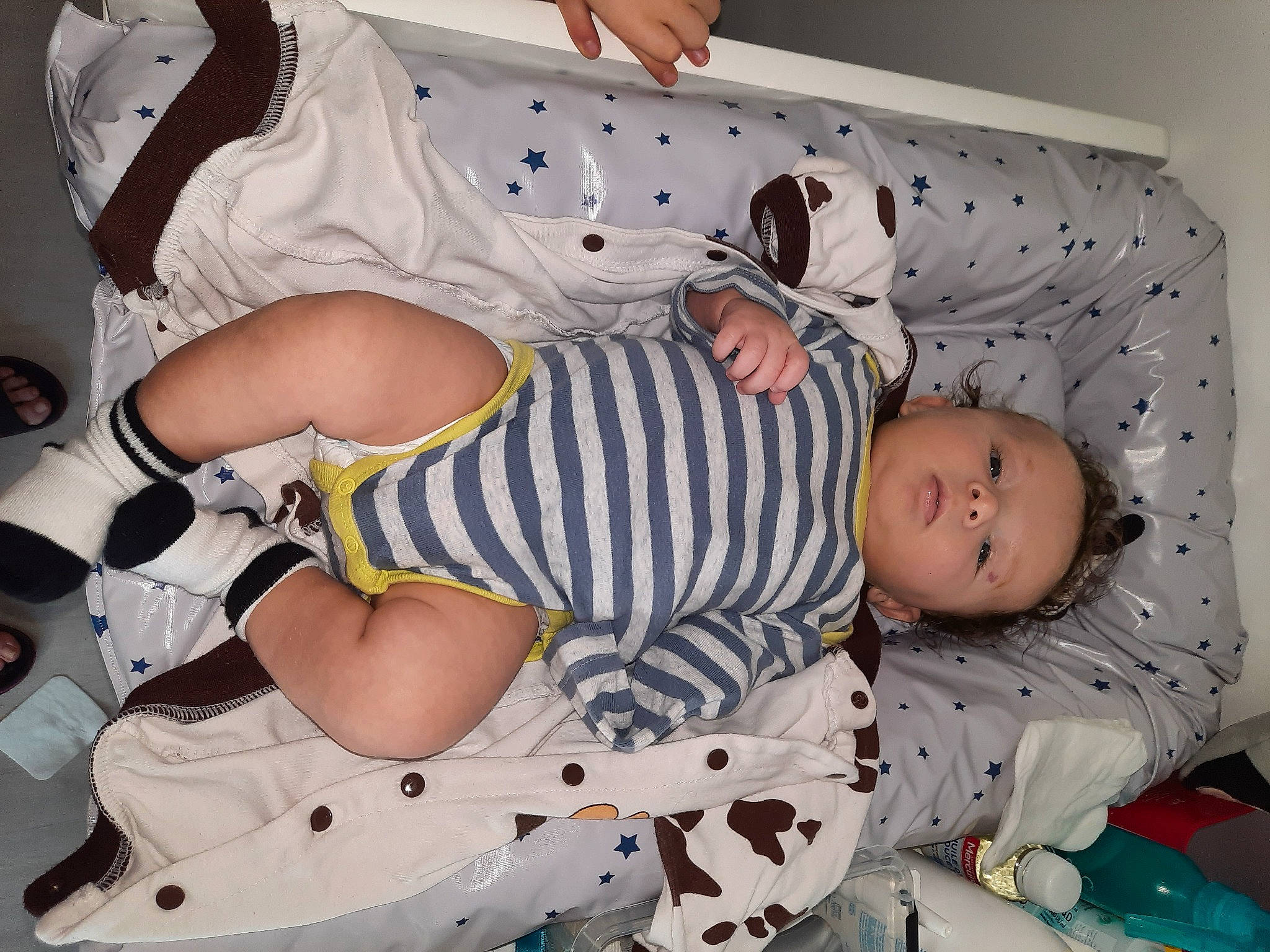 Loan a rejoint le concours — aidez-le/la à gagner de superbes lots ! arm, baby, baby_products, baby_toddler_clothing, child, comfort, human_leg, knee, lap, leg, linens, pattern, person, product, room, sitting, sleeve, sock, thigh, toddler