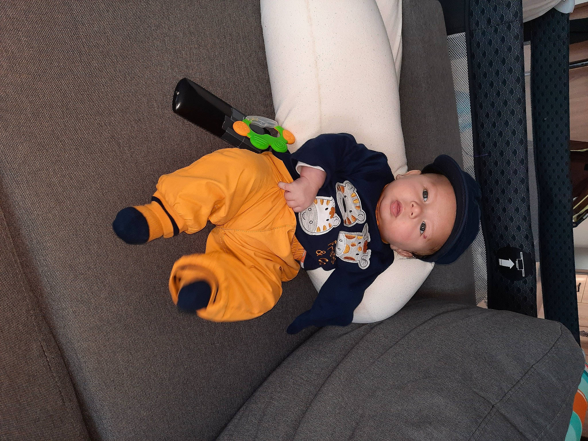 Loan a rejoint le concours — aidez-le/la à gagner de superbes lots ! baby, baby_products, baby_toddler_clothing, car_seat, child, comfort, flooring, fun, headwear, human_body, knee, nap, person, recreation, room, sitting, toddler, wood