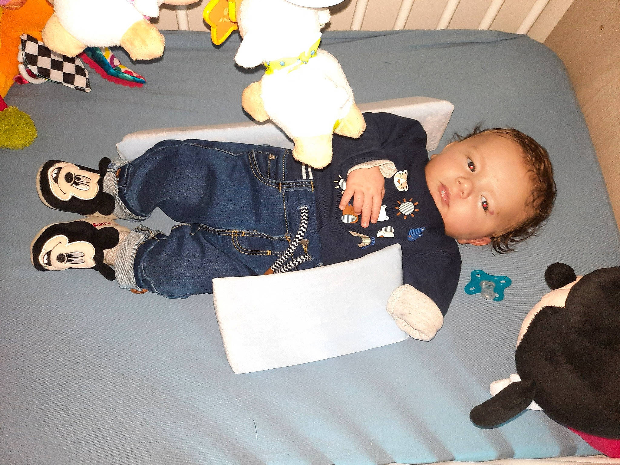 Loan a rejoint le concours — aidez-le/la à gagner de superbes lots ! art, baby, baby_products, baby_toddler_clothing, child, comfort, font, fun, gesture, person, product, room, sitting, sleeve, toddler, toy, vertebrate