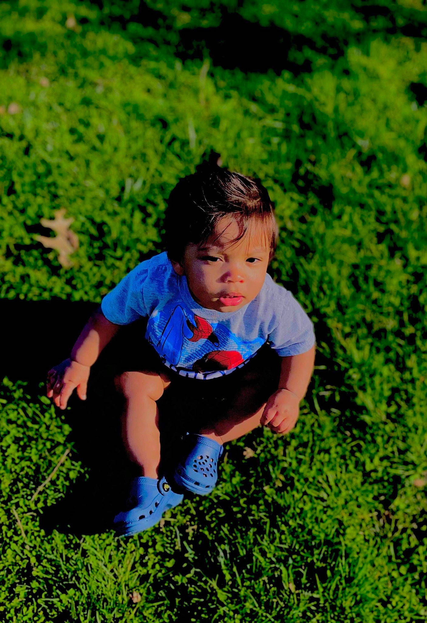 Kyro is registered to the contest to win money with this photo: baby, baby_toddler_clothing, child, electric_blue, foot, grass, grassland, green, groundcover, happy, landscape, lawn, leg, leisure, meadow, people_in_nature, person, plant, recreation, t_shirt