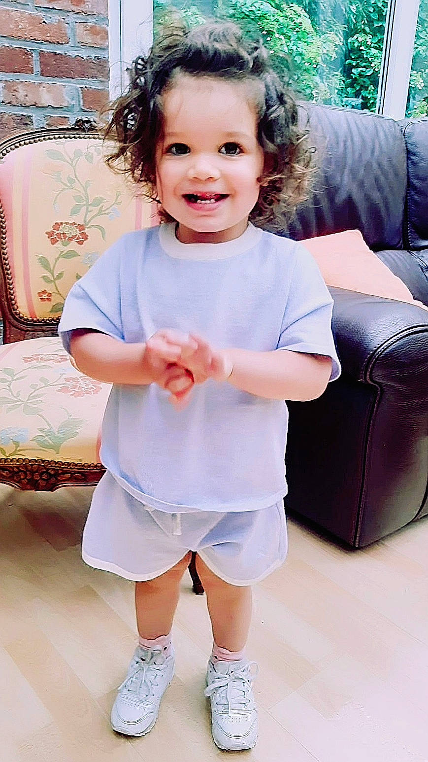 Charlize participe au concours pour gagner de l'argent avec cette photo : cool, eye, finger, hair, hairstyle, happy, head, joint, joy, knee, person, pink, product, shorts, shoulder, sleeve, smile, style, t_shirt, thigh