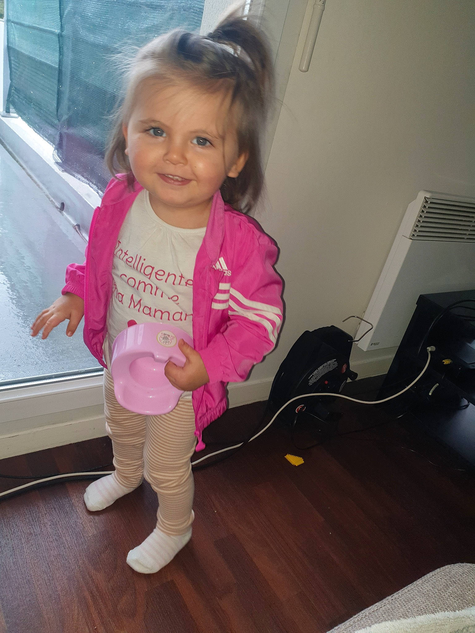 Sheryne a rejoint le concours — aidez-le/la à gagner de superbes lots ! baby, child, electronic_device, happy, joint, joy, leg, person, pink, play, shoulder, skin, smile, standing, t_shirt, technology, toddler, vacation