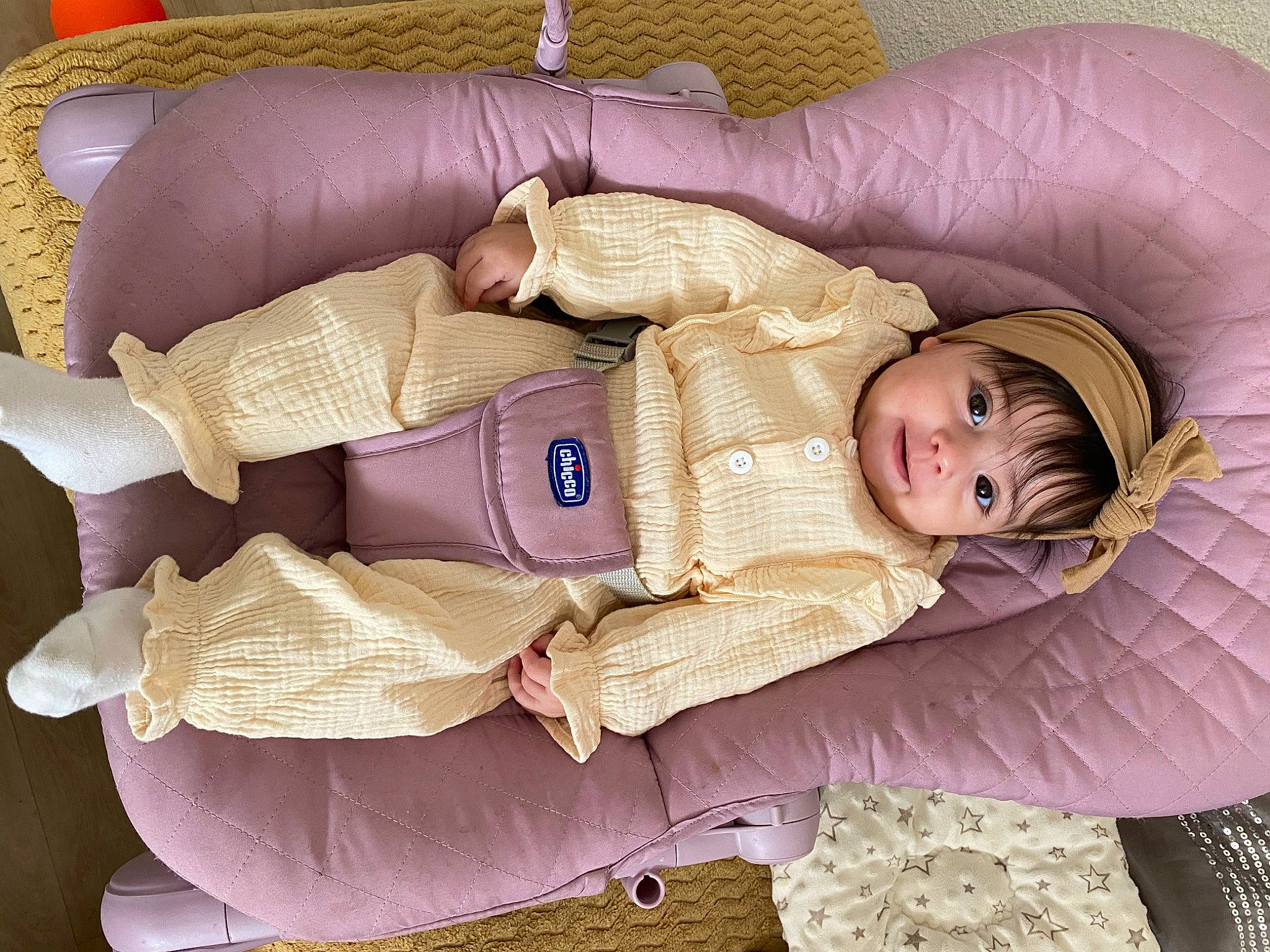 Ayna a rejoint le concours — aidez-le/la à gagner de superbes lots ! arm, baby, baby_products, baby_toddler_clothing, cheek, child, comfort, couch, linens, magenta, nap, person, pink, purple, room, sitting, skin, sleep, smile, toddler