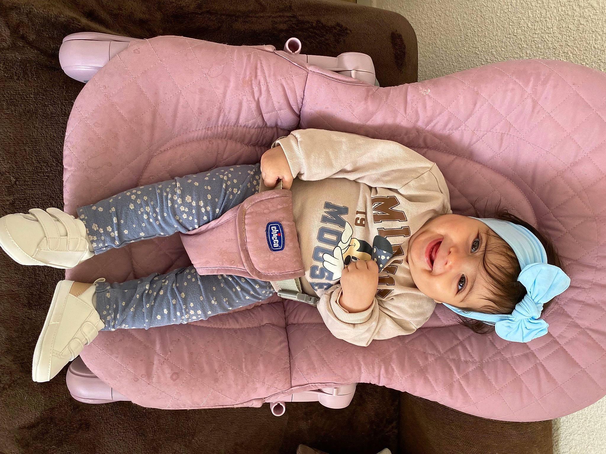 Ayna participe au concours pour gagner de l'argent avec cette photo : baby, baby_products, baby_sleeping, baby_toddler_clothing, comfort, finger, gesture, hand, headwear, joint, joy, knee, leg, nail, person, skin, sleeve, smile, thigh, thumb