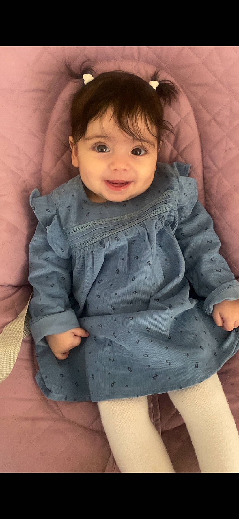 Ayna a rejoint le concours — aidez-le/la à gagner de superbes lots ! arm, baby_toddler_clothing, cheek, chin, collar, dress, eye, gesture, hand, head, iris, joint, joy, leg, neck, nose, outerwear, person, skin, sleeve