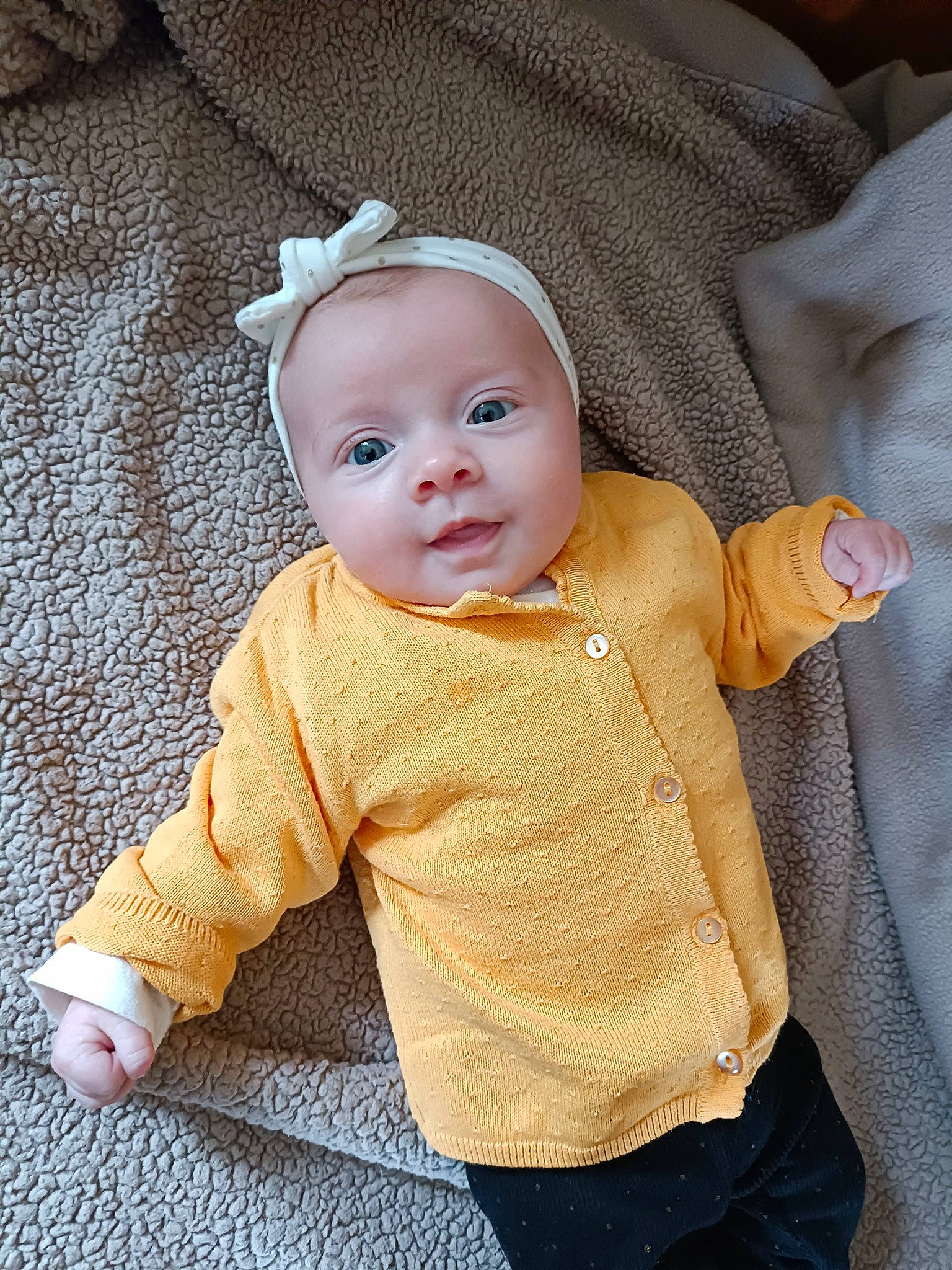 Margot participe au concours pour gagner de l'argent avec cette photo : baby, baby_products, baby_toddler_clothing, cheek, child, chin, collar, dress, fashion_accessory, head, human_body, iris, lip, pattern, person, sitting, skin, sleeve, toddler, wood