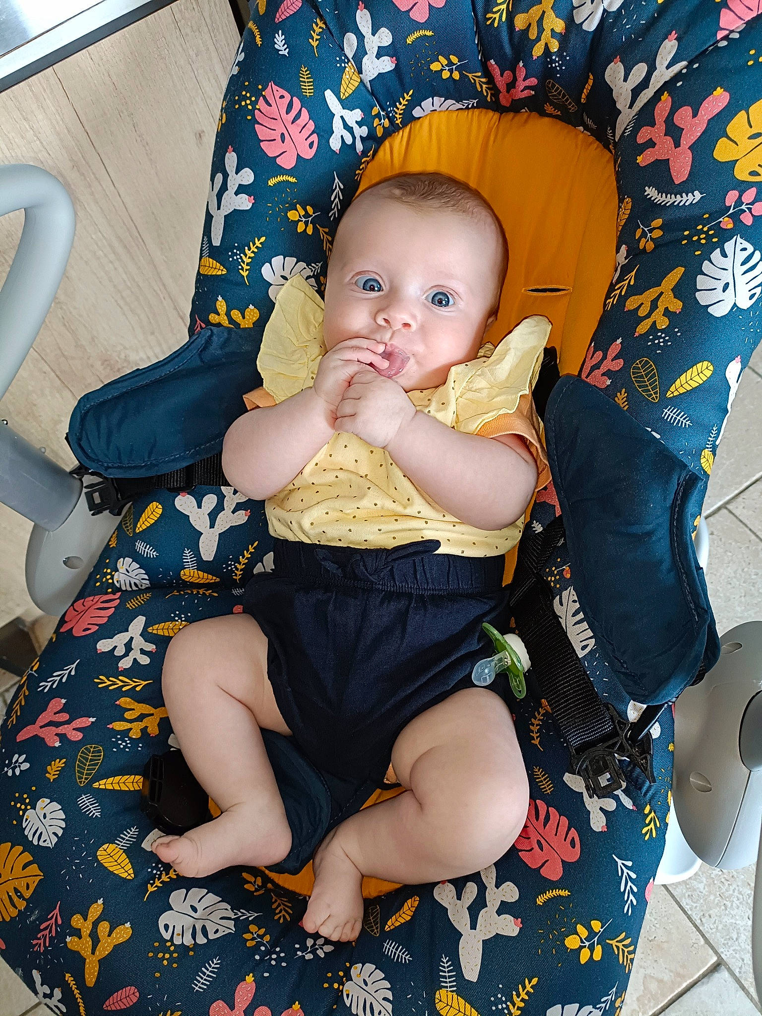 Margot a rejoint le concours — aidez-le/la à gagner de superbes lots ! baby, baby_carriage, baby_toddler_clothing, chair, cheek, child, comfort, eye, finger, foot, fun, human_body, human_leg, lap, leg, pattern, person, sitting, sock, thigh