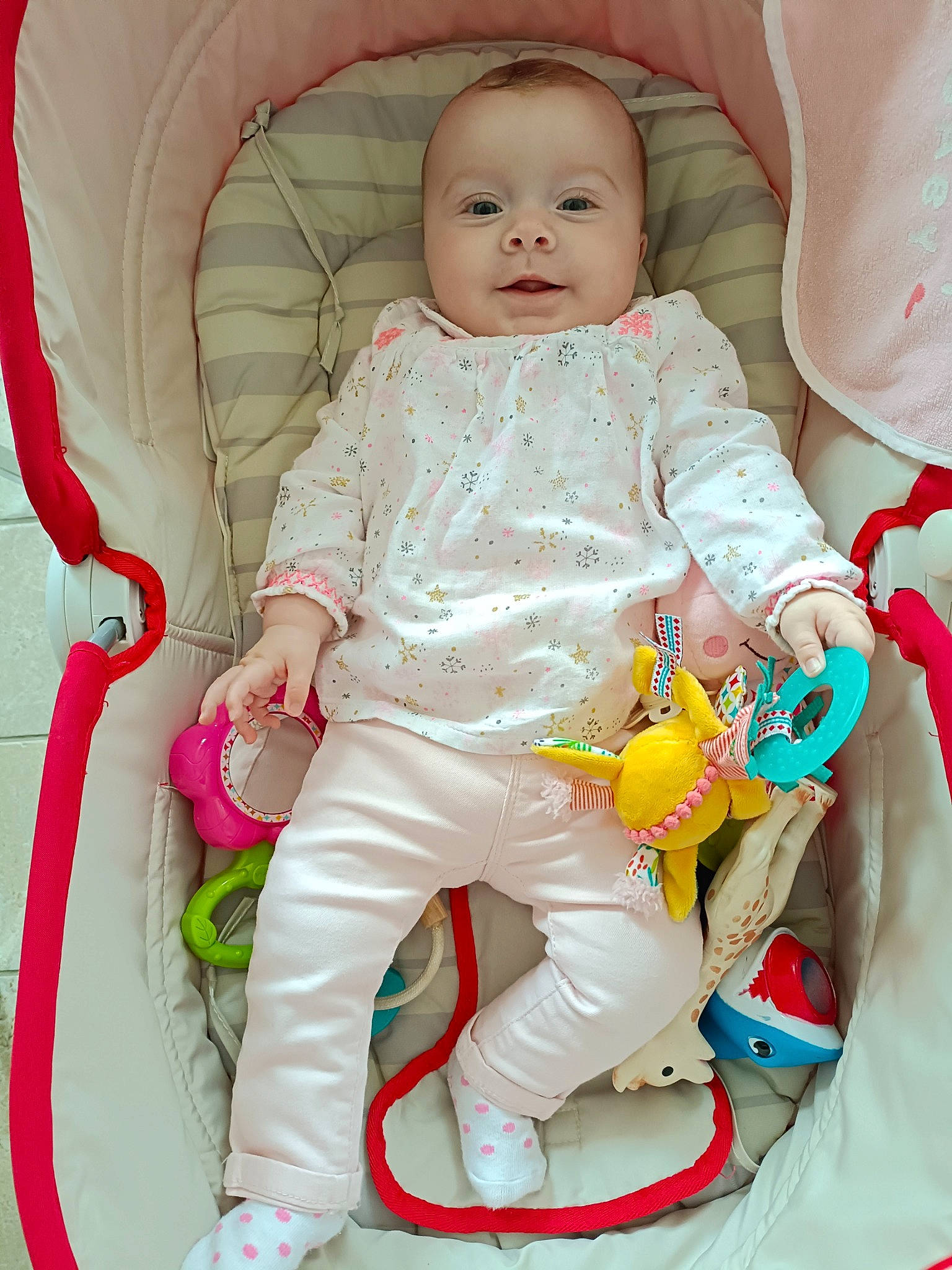 Margot participe au concours pour gagner de l'argent avec cette photo : baby, baby_products, baby_safety, baby_toddler_clothing, cheek, child, comfort, face, head, human_body, mammal, person, pink, product, shoe, skin, sleeve, smile, textile, toddler