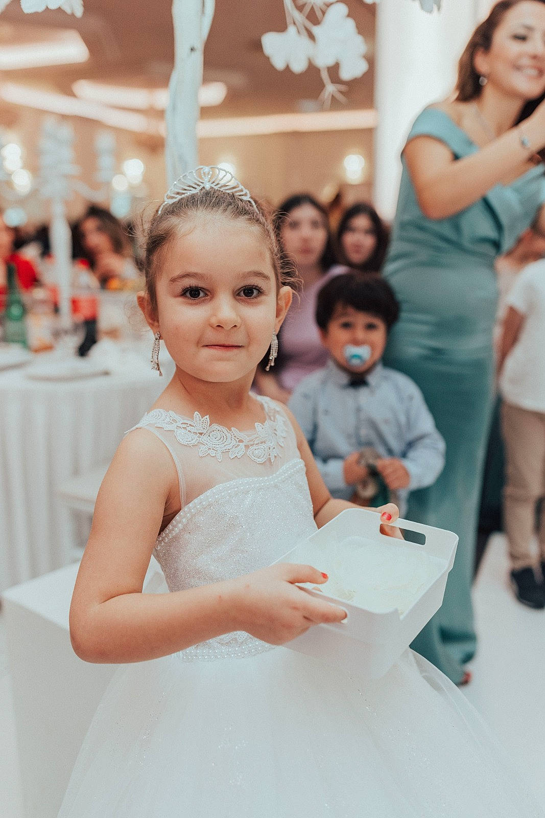 Maeva Korpe a rejoint le concours — aidez-le/la à gagner de superbes lots ! blurred, bridal_clothing, bride, dress, facial_expression, fashion_design, flash_photography, formal_wear, fun, gesture, gown, hair, hairstyle, happy, human, joy, person, shoulder, skin, smile