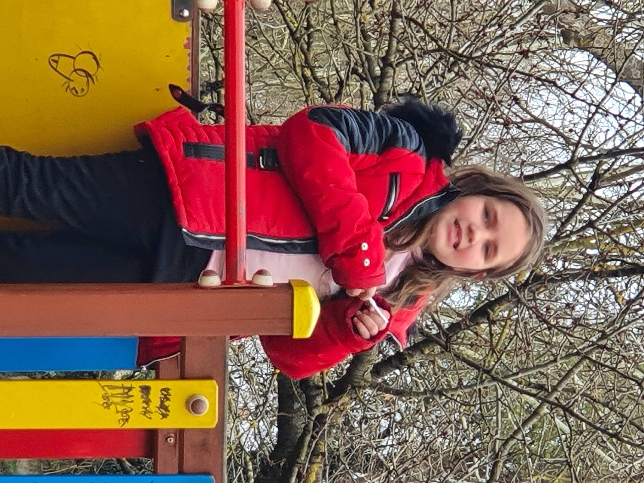 Ornélla a rejoint le concours — aidez-le/la à gagner de superbes lots ! adventure, child, fun, grass, happy, jacket, leisure, outdoor_play_equipment, people_in_nature, person, plant, playground, recreation, smile, swing, toddler, travel, tree, twig, winter