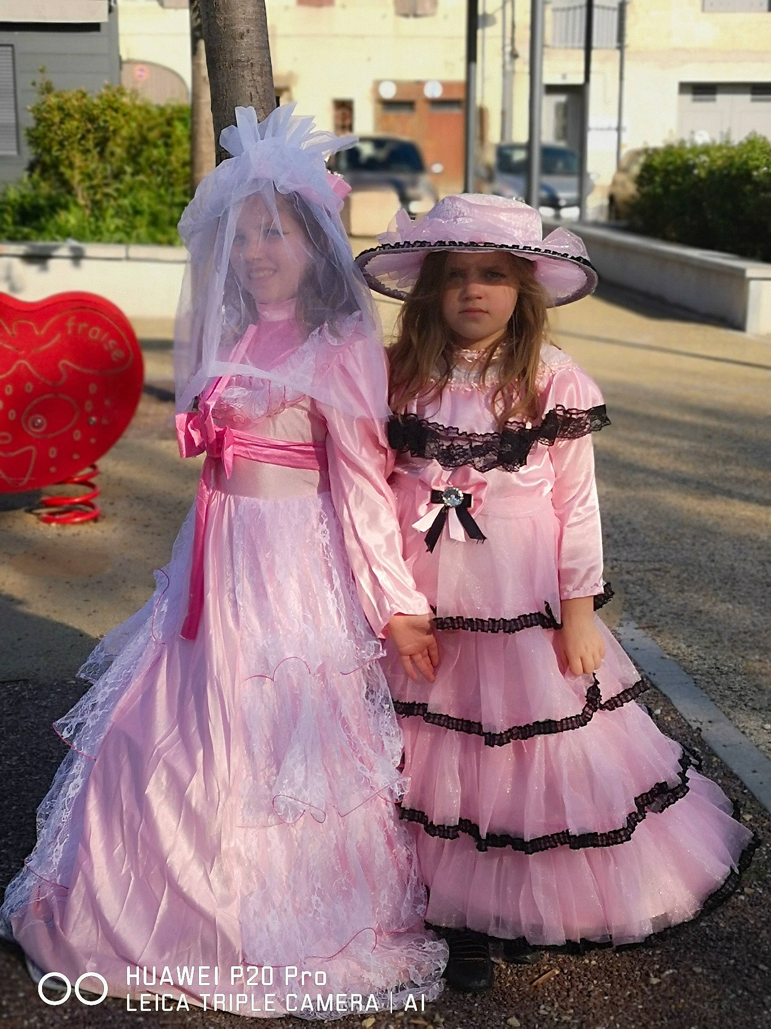 Ornélla participe au concours pour gagner de l'argent avec cette photo : child, clothing, cosplay, costume, costume_design, dress, gown, headwear, hime_cut, joy, person, pink