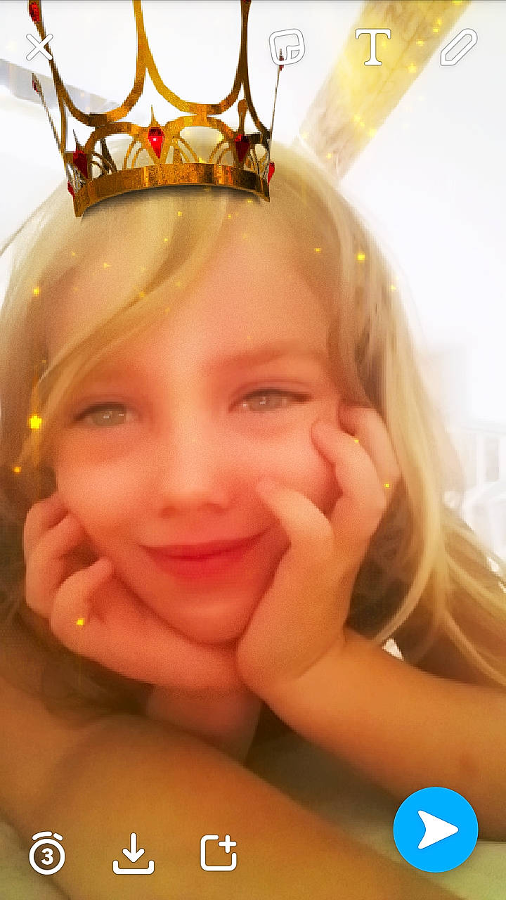 Maëlys participe au concours pour gagner de l'argent avec cette photo : cheek, child, child_model, crown, face, facial_expression, fashion_accessory, forehead, fun, hair_accessory, happy, head, headpiece, mouth, nose, person, photography, skin, smile, toddler