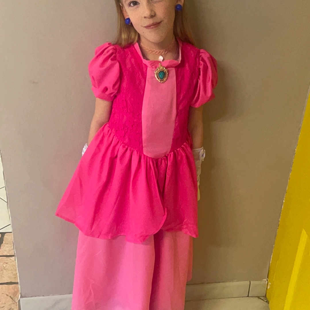 Mia participe au concours pour gagner de l'argent avec cette photo : accessories, blouse, child, clothing, costume, dress, earbuds, electronics, face, female, footwear, girl, glove, head, jewelry, person, photography, portrait, shoe, skirt