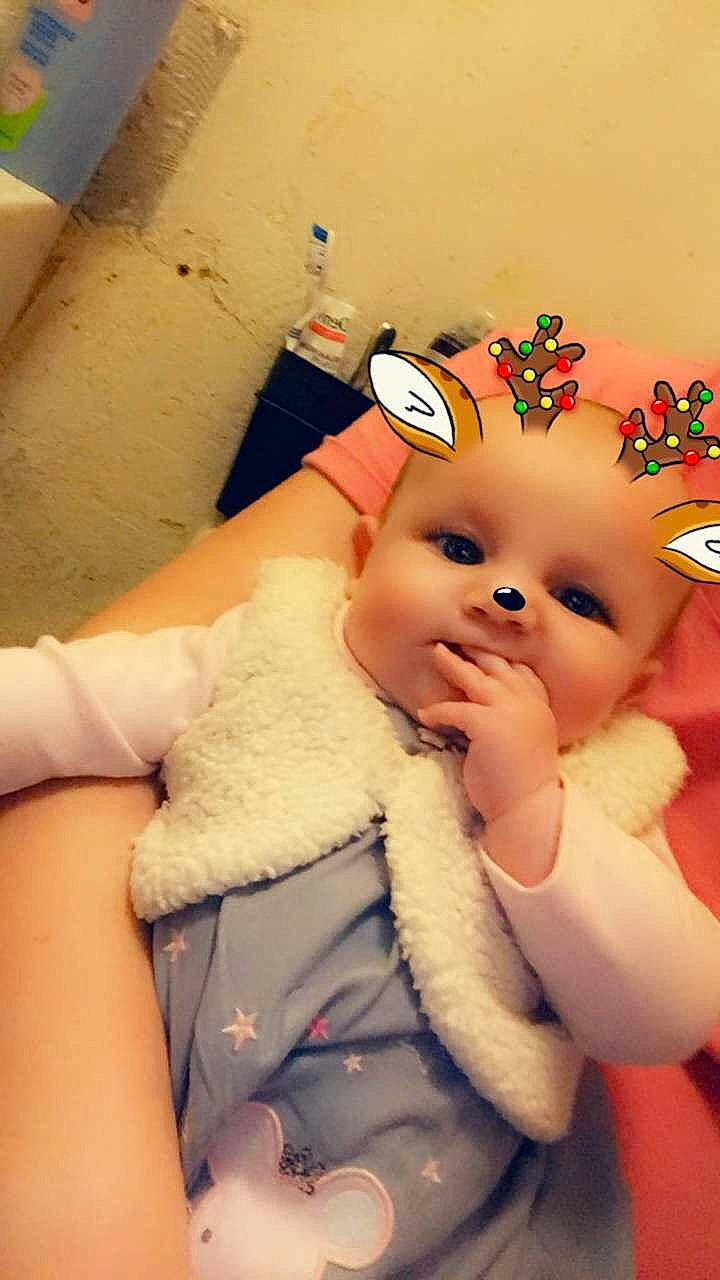 Zoë participe au concours pour gagner de l'argent avec cette photo : cheek, child, doll, ear, eye, finger, girl, hair_accessory, hand, human_hair_color, infant, iris, mouth, organ, person, product, skin, textile, toddler, toy