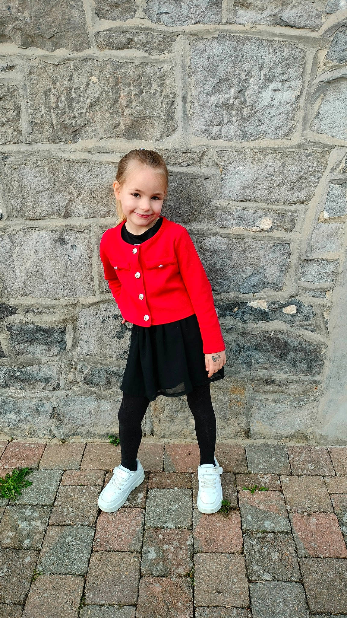 Rachelle a rejoint le concours — aidez-le/la à gagner de superbes lots ! brick, child, eye, face, flooring, formal_wear, grass, hair, happy, human_body, human_leg, joy, knee, leisure, outerwear, pattern, person, sitting, sleeve, suit