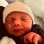 Enzo a rejoint le concours — aidez-le/la à gagner de superbes lots ! newborn, baby, infant, sleeping, hat, hand, face, closeup, cozy, blanket, clothing, peaceful, cute, tiny, skin, portrait, indoors, warm, soft, resting