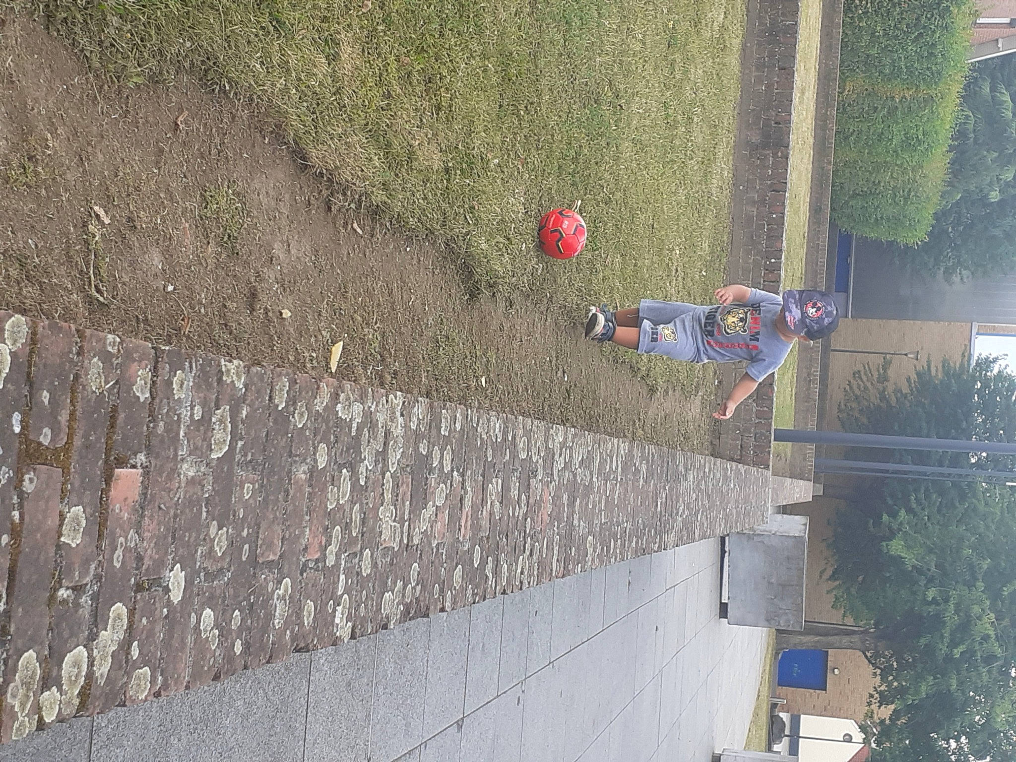 John participe au concours pour gagner de l'argent avec cette photo : art, asphalt, city, concrete, facade, grass, landscape, person, plant, recreation, road, road_surface, shadow, sidewalk, slope, soil, stone_wall, street, street_light, tree
