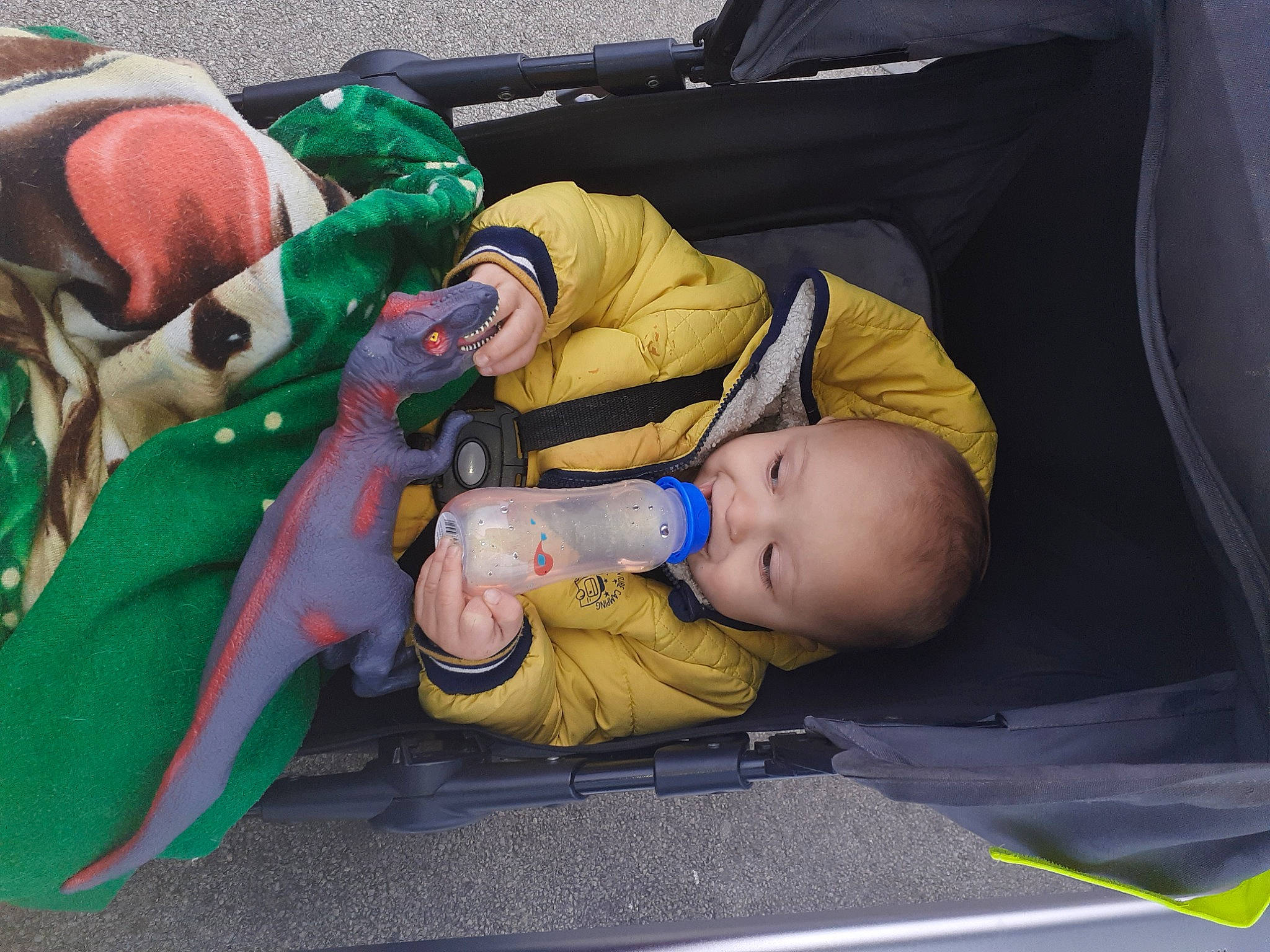 John participe au concours pour gagner de l'argent avec cette photo : baby, baby_carriage, baby_products, baby_safety, car_seat, carmine, child, comfort, doll, fun, human_body, lap, person, service, toddler, toy