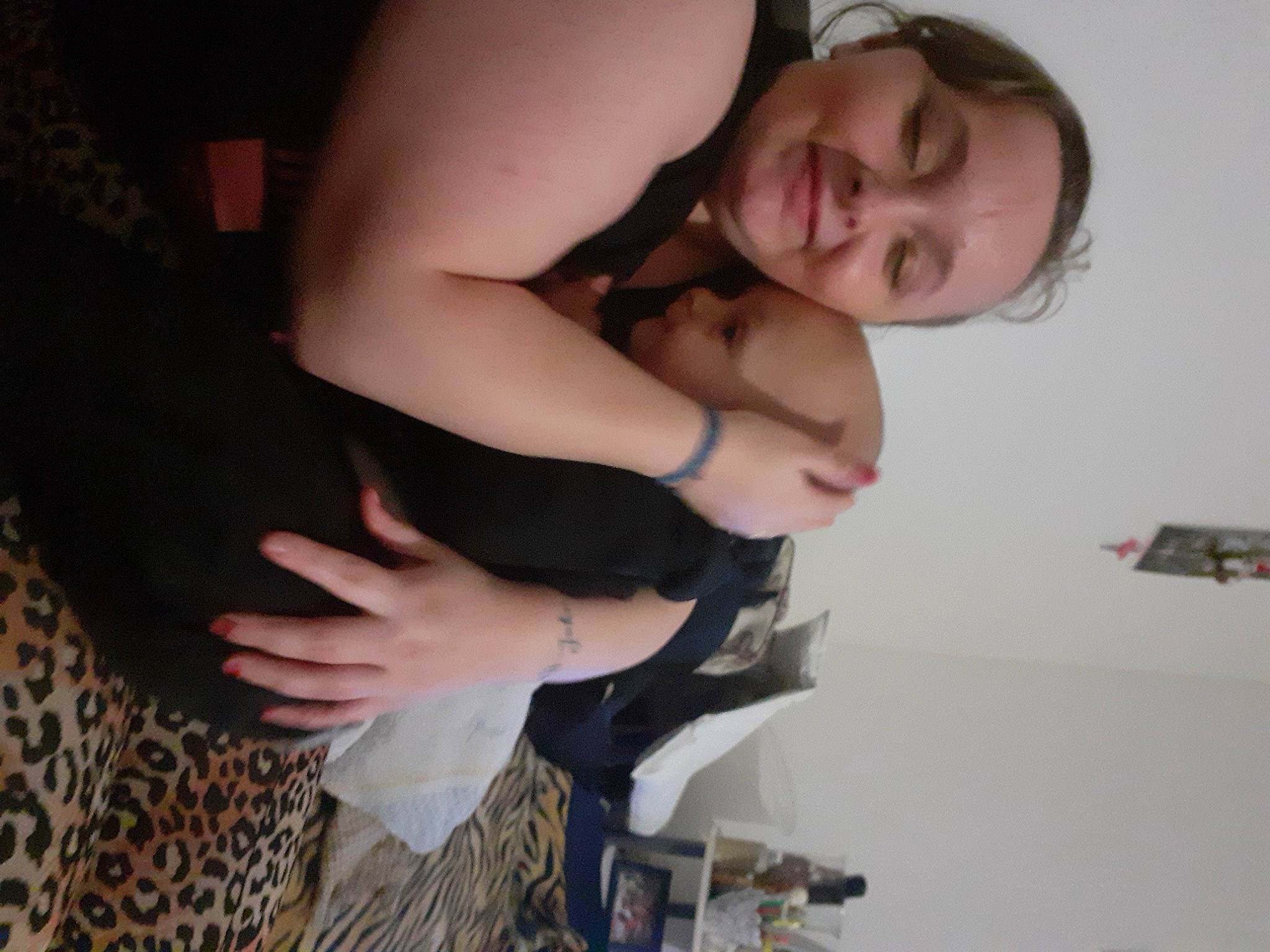 Lola a rejoint le concours — aidez-le/la à gagner de superbes lots ! abdomen, chest, comfort, elbow, eyelash, finger, fun, gesture, human_leg, joint, joy, knee, leg, long_hair, mouth, nail, person, thigh, thumb, trunk