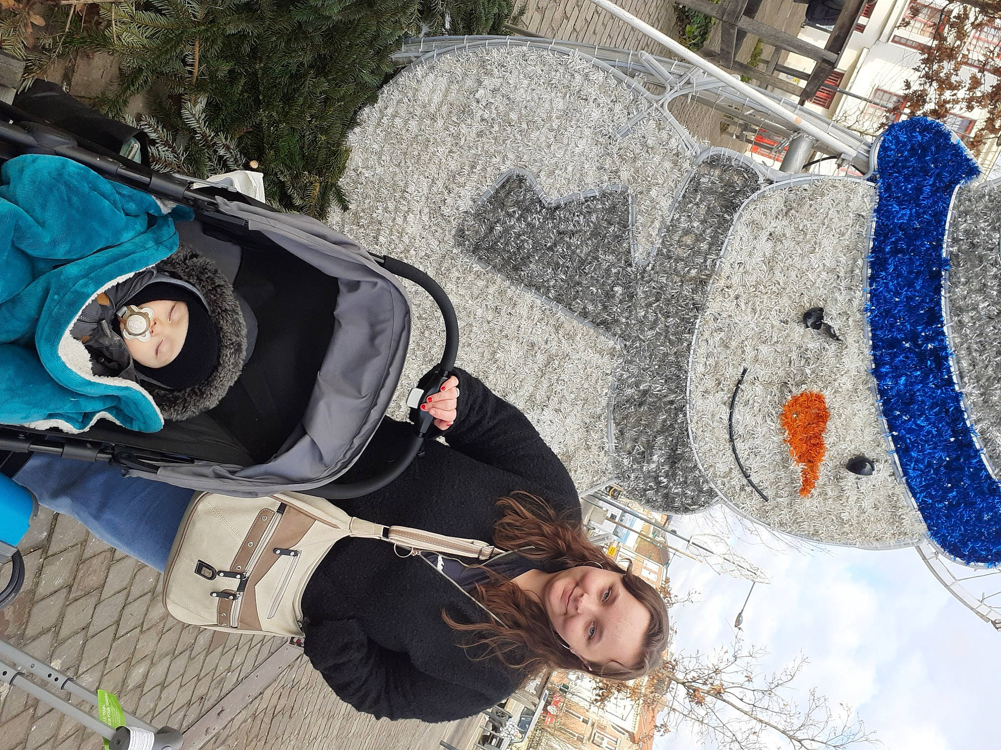 Lola a rejoint le concours — aidez-le/la à gagner de superbes lots ! art, bag, concrete, freezing, fun, headwear, joy, leisure, luggage_and_bags, person, personal_protective_equipment, recreation, rock, tourism, travel, tree, urban_design, vacation, visual_arts, winter